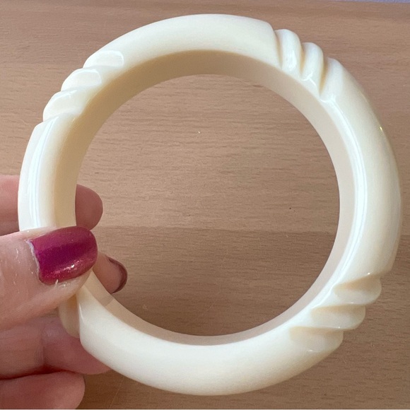 VINTAGE RETRO VANILLA CREAM CARVED CELLULOID PLASTIC WIDE THICK BANGLE BRACELET - Picture 14 of 16